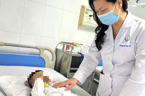 Bé trai bị nhầm lẫn giới tính từ khi chào đời