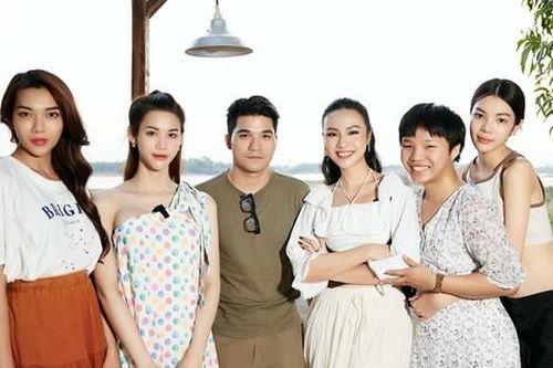 Á hậu Thủy Tiên xúc động khi nghe học trò kể lại hành trình chuyển giới khó khăn