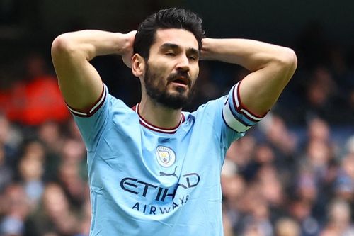 Vợ đội trưởng Man City yêu cầu chồng rời nước Anh