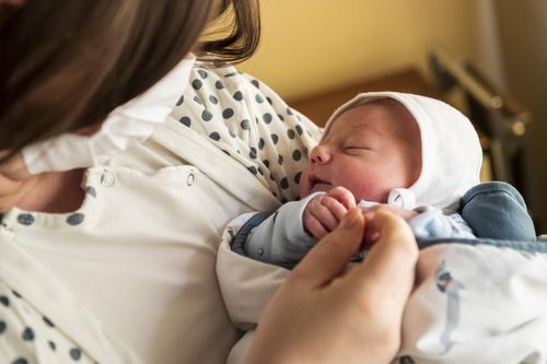 Quốc gia xóa nợ hàng chục nghìn USD cho người giữ lời hứa sinh con