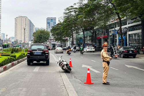 Người phụ nữ gãy xương sườn sau va chạm với ôtô biển xanh