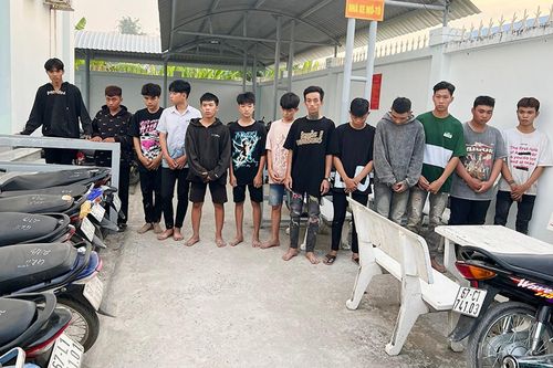 Hàng chục thanh thiếu niên mang hung khí đi giải quyết mâu thuẫn