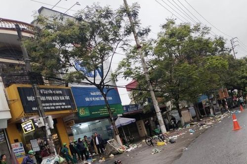 Nữ công nhân đang thu gom rác bị ôtô tông tử vong