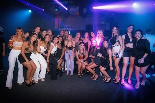 Vợ Messi tận hưởng tiệc đêm cùng dàn WAGs Argentina