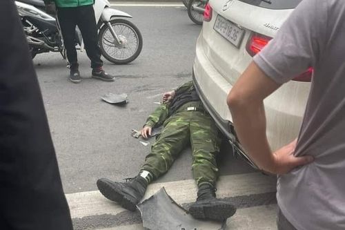 Khoảnh khắc taxi tông bảo vệ khu đô thị ở Hà Nội