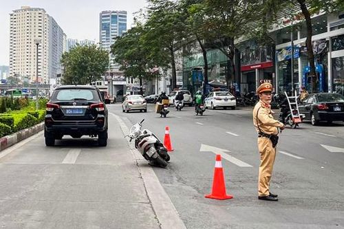 Hà Nội: Va chạm ô tô biển xanh, người phụ nữ bị gãy 3 xương sườn