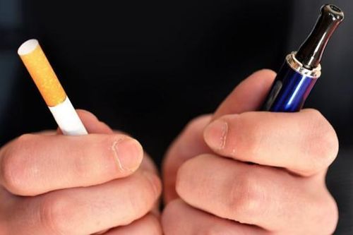Hà Nội: Cảnh giác thủ đoạn kẻ lạ dụ trẻ em hút thuốc lá điện tử