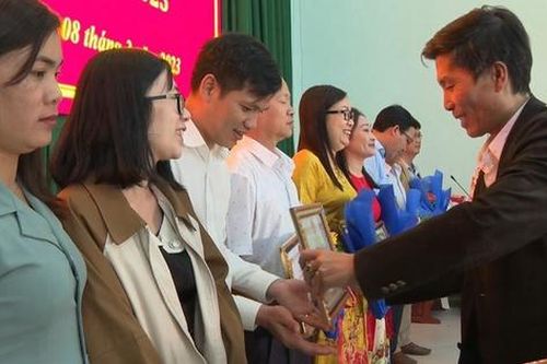 Chi khen thưởng cán bộ cấp huyện, xã từ nguồn kinh phí nào?