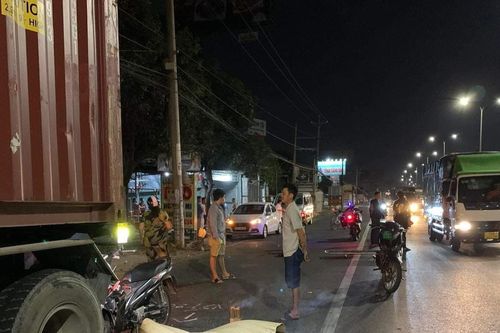 Đồng Nai: Xe máy tông vào container, nam thanh niên tử vong tại chỗ