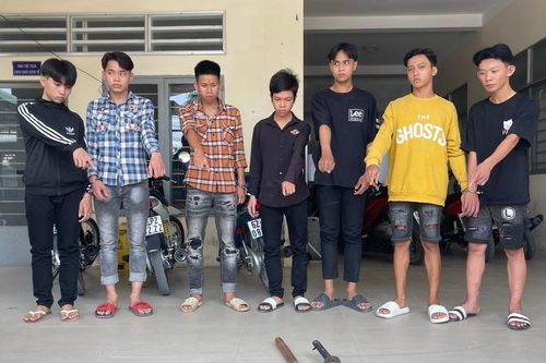 Tạm giam 7 thanh thiếu niên cầm vũ khí xông vào hội chợ đòi tiền bảo kê