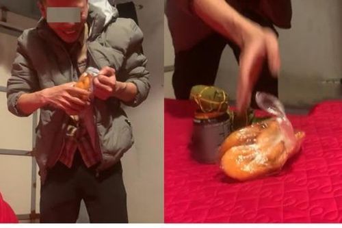 Đi ăn cỗ lấy phần mang về cho vợ, anh chồng tạo 'điểm nhấn'