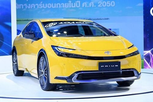 Toyota Prius hybrid 2023 'uống xăng như ngửi' chào hàng Đông Nam Á
