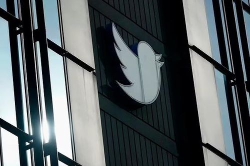 Những người nổi tiếng không muốn trả tiền cho 'tích xanh' Twitter
