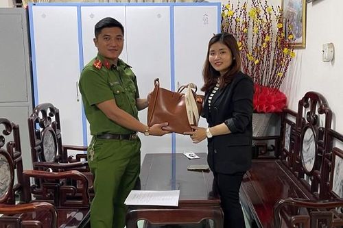 Thượng úy Công an nhặt được của rơi trả người đánh mất