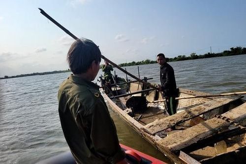 Truy bắt 'cát tặc' một công an viên bị tấn công