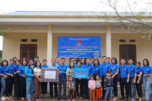 Đoàn Thanh niên Báo Pháp luật Việt Nam cùng 'sơn lại tường cho trường em'