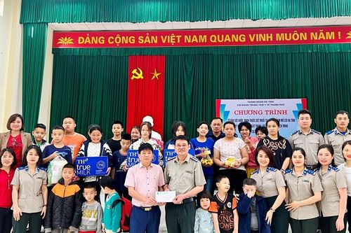 Chi đoàn thanh niên Cục THADS Hà Tĩnh trao quà cho Làng trẻ em SOS