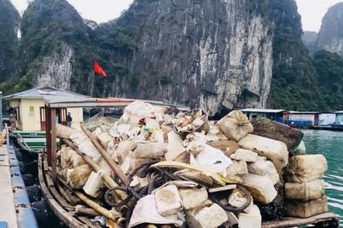 Mỗi ngày vớt hàng tấn rác trên vịnh Hạ Long