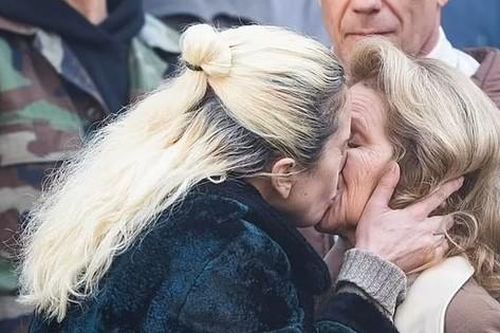 Lady Gaga cưỡng hôn phụ nữ giữa chốn đông người