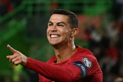 Top 10 cầu thủ ghi nhiều bàn thắng nhất cho ĐTQG: Ronaldo bỏ xa Messi