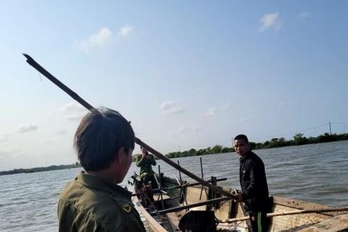 Bắt tạm giam 'cát tặc' dùng sào tre tấn công công an viên