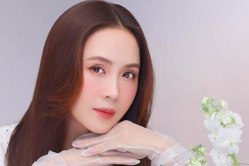 Không cần hở hang, Hồng Diễm tuổi 40 'gây mê' trong loạt ảnh mới