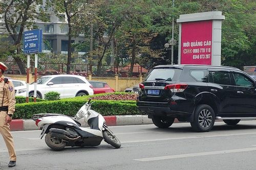 Hà Nội: Làm rõ vụ ô tô biển xanh va chạm với xe máy khiến 1 người bị thương
