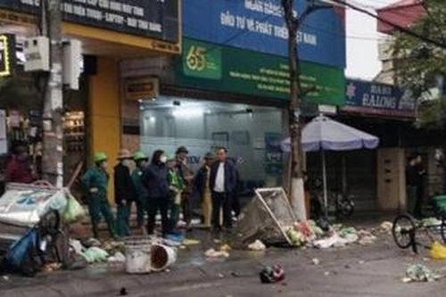 Nữ công nhân đang thu gom rác bị ô tô tông tử vong