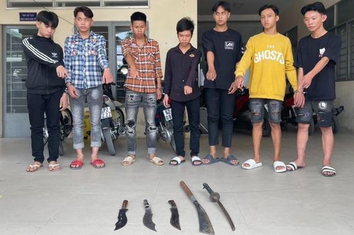 7 thanh niên cầm mã tấu xông vào hội chợ đập phá, đòi tiền bảo kê