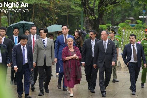 Cựu Tổng thống Chile dâng hoa, dâng hương tưởng niệm Chủ tịch Hồ Chí Minh tại Khu Di tích Kim Liên