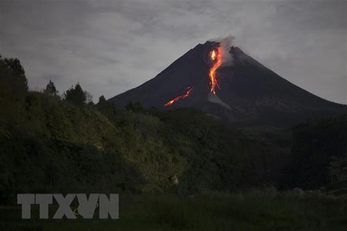 Indonesia: Núi lửa Anak Krakatoa phun trào, cột tro bụi cao 2,5km