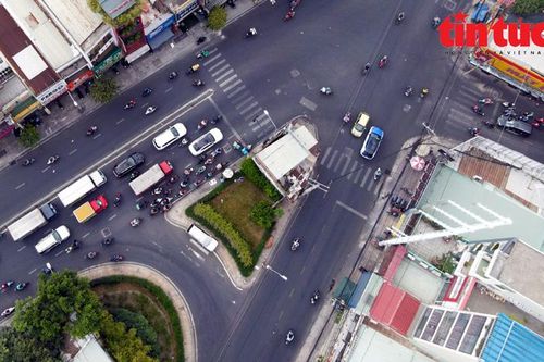 Mục sở thị căn nhà nằm giữa giao lộ độc nhất ở TP Hồ Chí Minh suốt 10 năm chưa giải tỏa