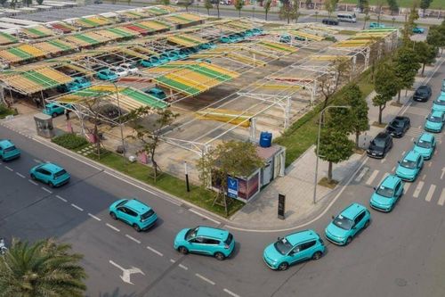 Hãng Lado Taxi thuê mua thêm 540 xe điện VinFast