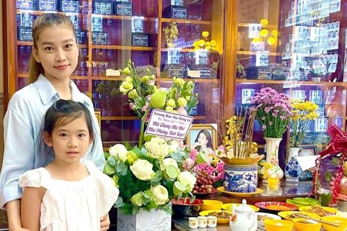 Bạn thân đưa con gái Mai Phương đến chùa cúng giỗ năm 3 cho cố nghệ sĩ