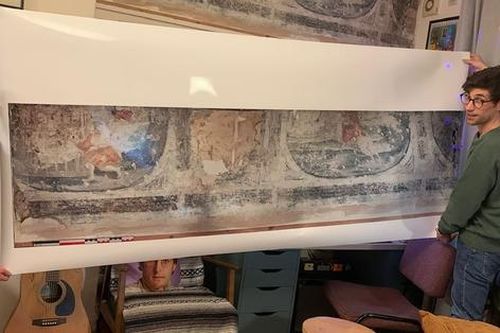 Thuê thợ cải tạo căn bếp của gia đình, đôi vợ chồng vô tình phát hiện báu vật 400 năm