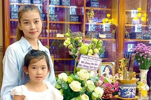 Con gái đến viếng Mai Phương vào ngày giỗ 3 năm