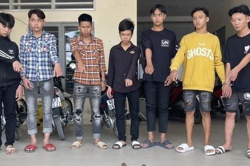 Vác dao đập phá hội chợ đòi tiền bảo kê
