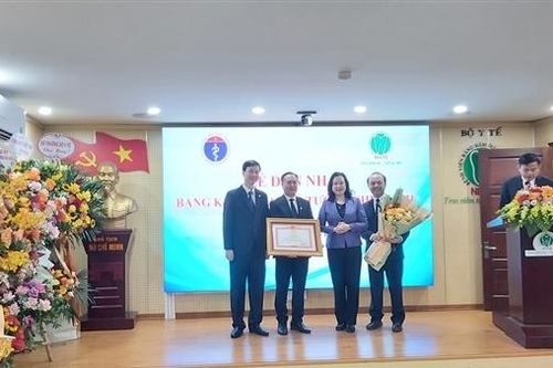 Thủ tướng tặng Bằng khen các bác sĩ phẫu thuật thành công khối u phức tạp