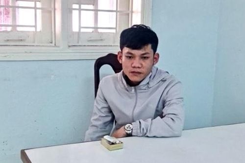 Không cho hát karaoke bằng loa kẹo kéo, nhân viên quán đâm bạn tử vong