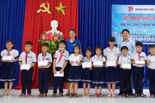 Quảng Nam: Trao 125 suất học bổng tặng học sinh hoàn cảnh khó khăn huyện Quế Sơn