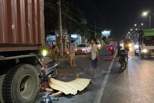 Xe máy nát vụn sau cú tông đuôi container dừng ven đường, 1 người tử vong