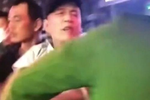 Khởi tố người đàn ông say rượu, tát Công an