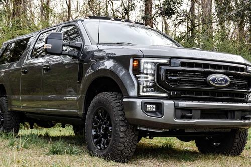 Bán tải Ford F-250 được độ thành xe SUV 9 chỗ