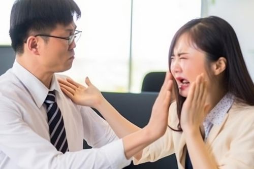 Công ty bắt nhân viên làm việc kém tát nhau