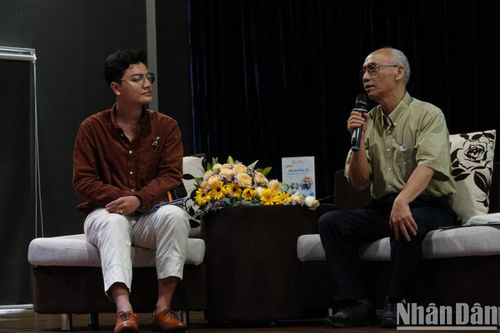 Nhà nghiên cứu Huỳnh Ngọc Trảng trò chuyện với sinh viên về văn hóa Nam Bộ