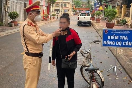 Một phụ nữ đi xe đạp bị phạt hành chính vì uống thử rượu