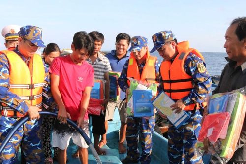 Vùng 5 Hải quân chăm lo cho ngư dân