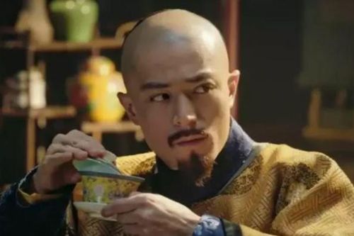 Vì sao Càn Long sử dụng Hòa Thân như 'quân cờ' để chèn ép con?