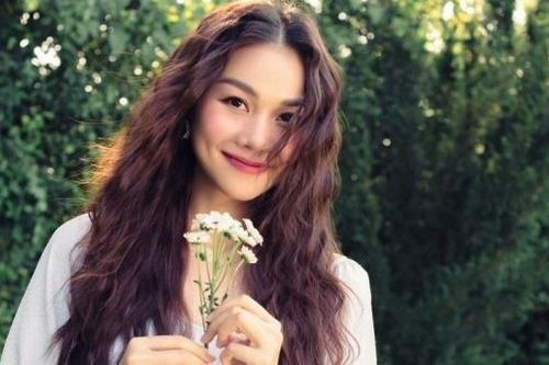 Siêu mẫu Thanh Hằng khiến fan 'đứng ngồi không yên' vì vẻ đẹp dịu dàng, cuốn hút