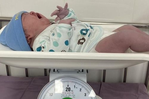 Bé gái chào đời nặng tương đương trẻ 2 tháng tuổi